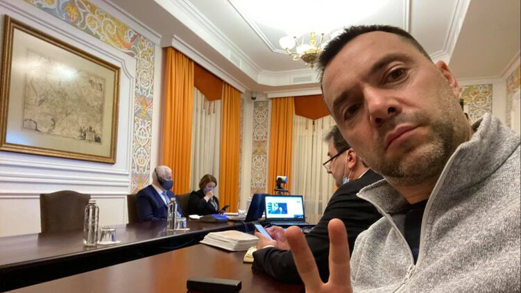 Арестович послал адвоката на х@й в ответ на просьбу перейти на украинский