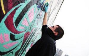 Граффити – красота улиц: как выбрать краски в баллончике