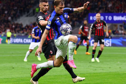 
            "Милан" проиграл "Интеру" в первом полуфинале Лиги чемпионов        