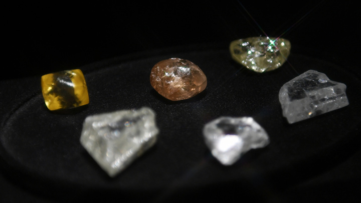 Минфин: запрет на импорт алмазов из России исказит рынок