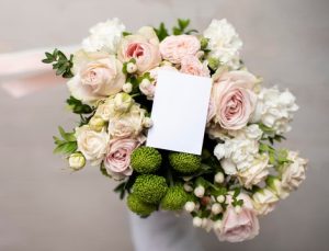 Как правильно выбрать прекрасные цветы для очаровательной девушки и узнать всё о выборе лучшего сервиса доставки цветов?
