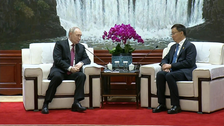 Путин в Харбине поговорил с заместителем лидера КНР и пригласил его на ВЭФ