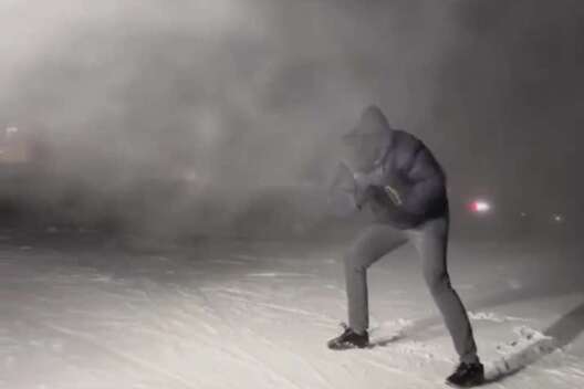 
            Усик в Буковеле устроил бой со снеговой пушкой        